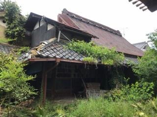 1. 奈良線上狛駅徒歩5分の立地の売地です♪2. 建ぺい率80%、容積率200%の利便性良好の売地です♪3. 収益物件に適す！

