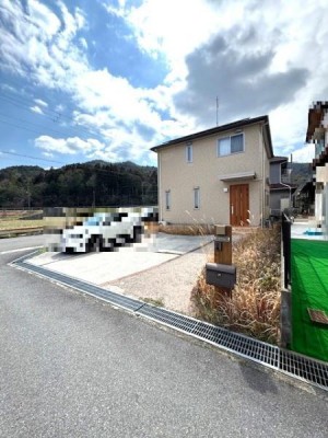 ・パナホーム施工のお家
・太陽光パネル（4.8kW）設置
・平成25年3月新築
・南東角地