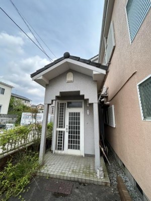 閑静な開発団地内の住宅！全面リフォーム済！