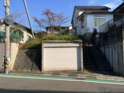 車庫付き売り土地　更地　約44.44坪　前道約6.9ｍ