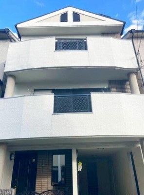 ☆前道約６ｍ
☆駐車場付き３階建
☆２階と３階にバルコニーあり