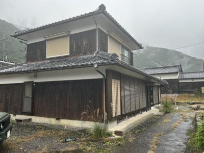 近隣は自然が多く、四季を感じる地域となっております。別荘地にも適す！