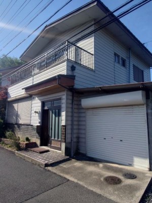 部屋数豊富な9DKの鉄骨造住宅。ご家族それぞれの個室確保や二世帯利用にも対応可能です。駐車スペースは複数台分を確保。ゆとりある住まいをお探しの方におすすめです。